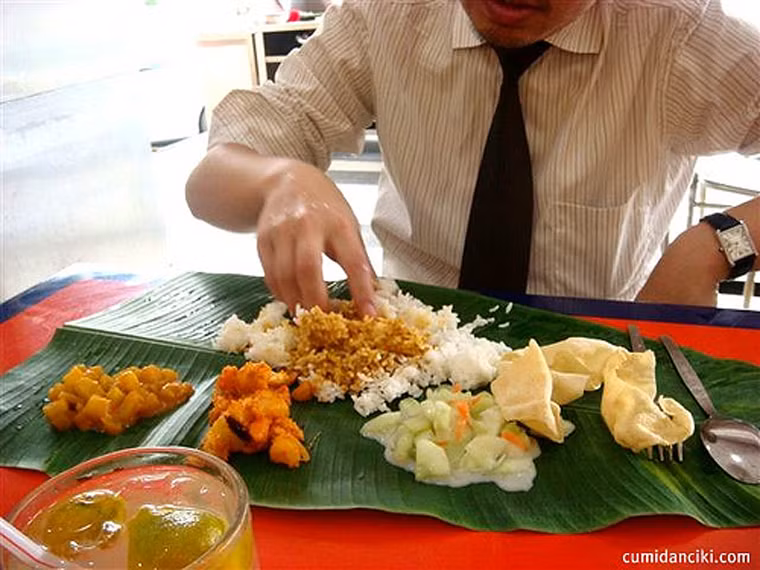 Cơm lá chuối. Cơm lá chuối có nguồn gốc từ Ấn Độ song nó được đặc biệt yêu thích bởi người Malaysia. Cơm lá chuối chủ yếu phục vụ các món chay. Tuy nhiên, nếu thích bạn có thể yêu cầu thêm thịt. Điều đặc biệt của cơm lá chuối là bạn phải sử dụng tay để bốc trực tiếp thay vì dùng đũa hoặc thìa dĩa.