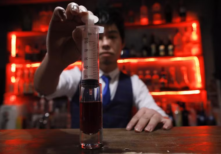 Bên cạnh đó, thay vì sử dụng cốc chén để pha chế đồ uống, nhân viên ở đây nhờ đến sự hỗ trợ của các loại ống tiêm cỡ lớn. Đồ uống được nhuốm tông màu đỏ chủ đạo.