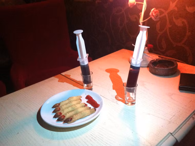 Hoặc những chiếc bánh ngọt được chế biến giống những ngón tay già nua, kinh dị.