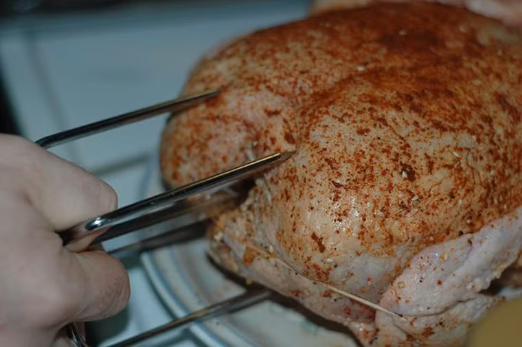 Xiên toàn bộ thân gà vào dụng cụ kim loại trong lò nướng. Cố gắng xiên chặt để gà không bị rơi ra trong quá trình quay.