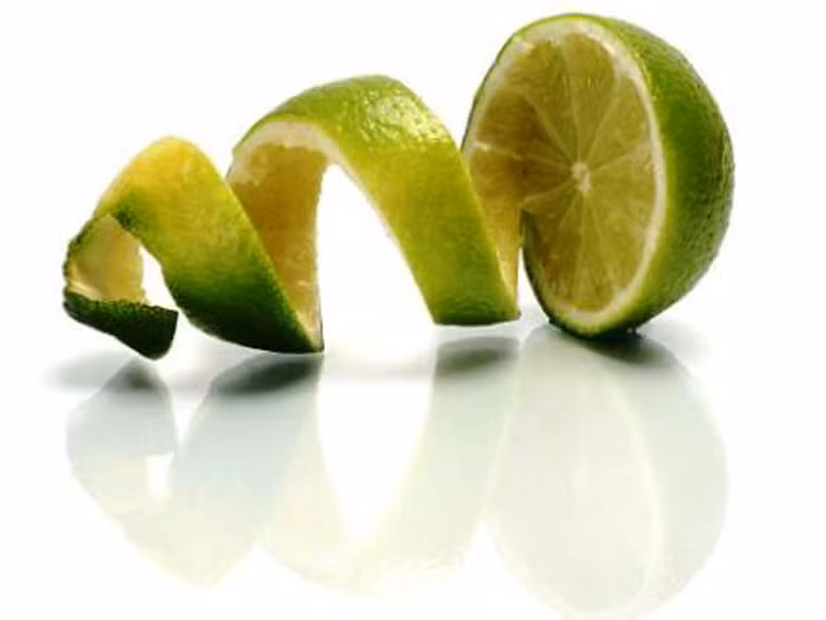 Đuổi kiến. Muốn ngăn những vị khách không mời này, chị em nên tận dụng vỏ chanh đặt ở các khu vực không muốn chúng làm phiền. Ngoài việc trừ kiến, vỏ chanh còn có khả năng chống gián và bọ chét.