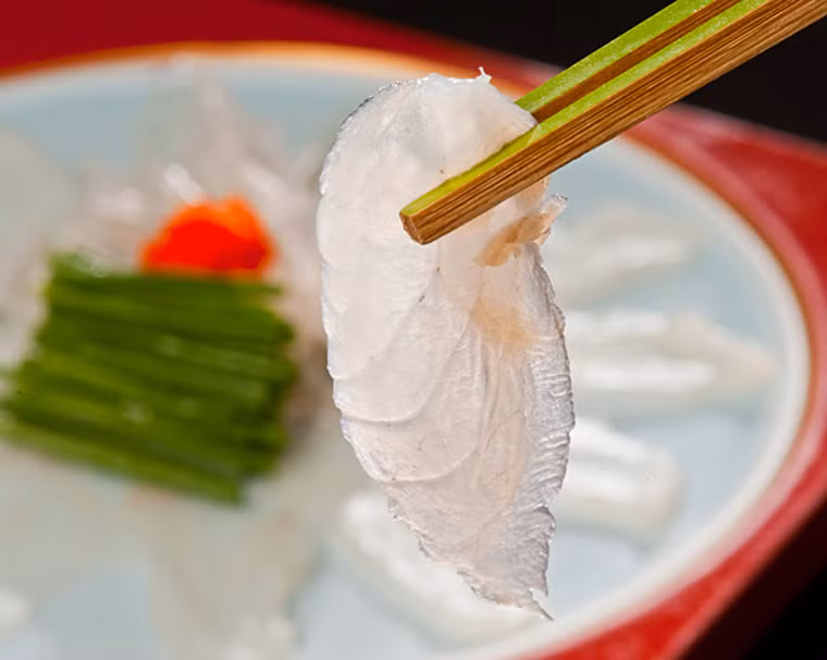 Dù ngon song bạn khó có thể thưởng thức một cách thoải mái bởi giá món ăn khá đắt. Chính sự kỹ lưỡng, sửa soạn công phu và đầy mỹ thuật làm nên giá “chát” của fugu sashimi.