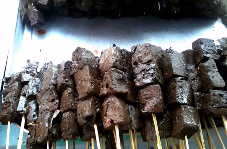 Tiết gà đông. Không chỉ ở Đông Nam Á, tiết các loài động vật được sử dụng làm thức ăn ở nhiều nơi trên thế giới. Tuy nhiên, món tiết đông xiên được bày bán ở các quán vỉa hè dễ khiến nhiều người cảm giác chúng không đảm bảo an toàn vệ sinh thực phẩm.