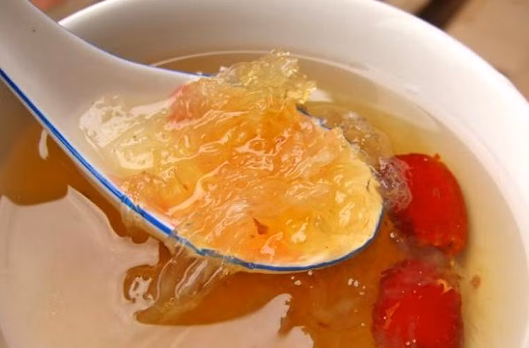 Trong khi người Đông Nam Á coi đây là món đại bổ thì du khách nước ngoài lại ghê sợ bởi nguyên liệu của nó được lấy từ nước bọt chim yến.