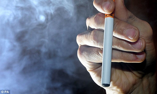 So với thuốc lá thường, thuốc lá điện tử chứa chất gây ung thư formaldehyde, acetaldehyde cao hơn gấp 10 lần.