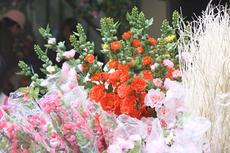 Làm sạch hoa giả. Việc giặt các loại hoa vải, nhựa bằng xà phòng dễ khiến hoa bị rụng, tốn nhiều thời gian. Để khắc phục, bạn có thể cho hoa, muối vào một chiếc túi ni lông lắc mạnh nhiều lần. Bằng cách này, bụi bẩn bám trên hoa sẽ nhanh chóng được làm sạch.