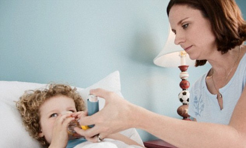 Các nhà khoa học phát hiện, việc ngủ chung giường với bố mẹ làm tăng nguy cơ hen suyễn ở trẻ trong độ tuổi tập đi.