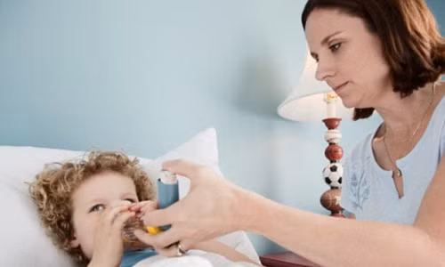 Các nhà khoa học phát hiện, việc ngủ chung giường với bố mẹ làm tăng nguy cơ hen suyễn ở trẻ trong độ tuổi tập đi.