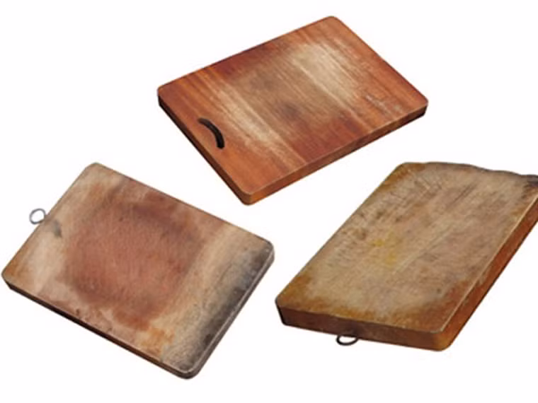 Khử mùi thớt. Thớt dễ trở thành “thiên đường” cho các loại nấm mốc sinh sôi, phát triển. Để làm sạch không cần hóa chất, nên dùng vỏ chanh và muối để đánh sạch nhiều lần.