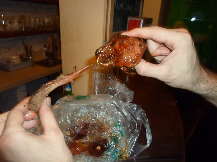 Khi thưởng thức, bạn nên cầm trực tiếp trên tay để gặm lớp thịt mỏng bên ngoài rồi dùng sức tách đôi mỏ khiến phần não hiện ra. Đây được xem là ngon, tinh túy nhất. Sẽ vô cùng thú vị khi thưởng thức đầu vịt nóng hổi cùng vài cút rượu cay.