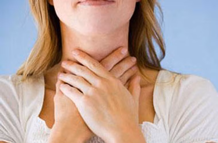 Không bỏ qua biểu hiện lạ. Những người mắc ung thư tuyến giáp cho biết, khi bị bệnh, họ thường cảm nhận sự vướng tức, bó chặt ở vùng cổ. Không những vậy, họ còn chịu sự đau đớn nếu khối u có dấu hiệu lan lên góc hàm và hai bên mang tai.