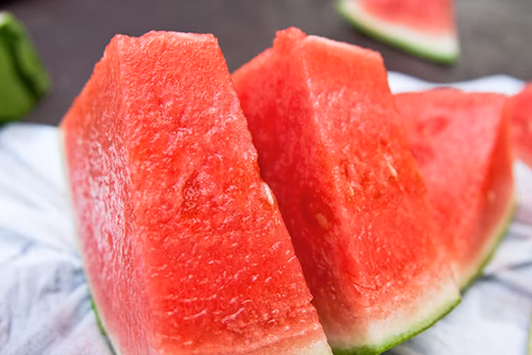 Dưa hấu. Ngoài cà chua, dưa hấu cũng là nguồn cung cấp lycopene dồi dào. Đặc biệt, loại quả này rất giàu vitamin C, beta – carotene giúp cơ thể loại bỏ tế bào gây hại, ngăn ngừa nguy cơ mắc bệnh.