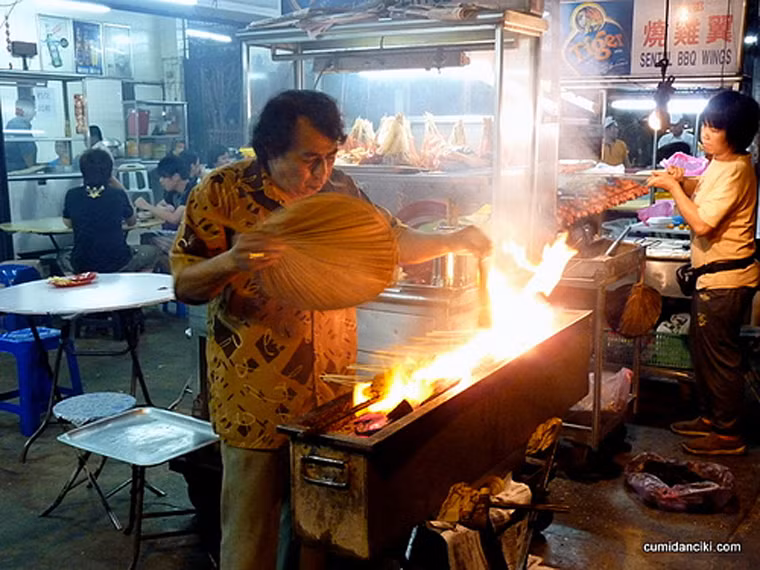 Satay. Satay là món ăn khá nổi tiếng của người dân Malaysia. Không cần mất công tìm kiếm, bạn có thể thưởng thức món này ở nhiều quán bình dân. Satay được làm từ các nguyên liệu như thịt gà, dê và bò. Để đổi vị, người ta có thể thay thế bằng thịt thỏ, nai và cá… Khi thưởng thức, bạn sẽ dễ dàng cảm nhận vị thơm ngon của thịt cùng hương vị đặc trưng của nghệ - gia vị không thể thiếu khi ướp thịt.