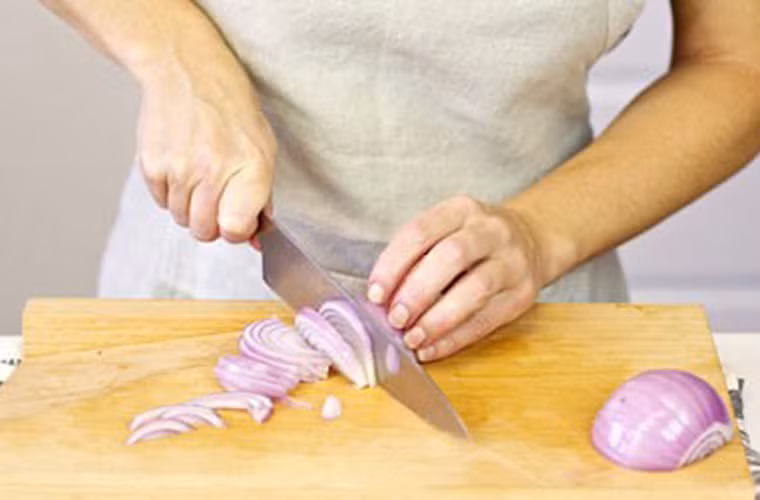 Khử mùi cho thớt. Thớt dùng lâu dễ ám mùi khó chịu. Để làm sạch, bạn có thể dùng hành tây lau thớt một vài lần. Tiếp đó, rửa lại với nước nóng, phơi khô là được.