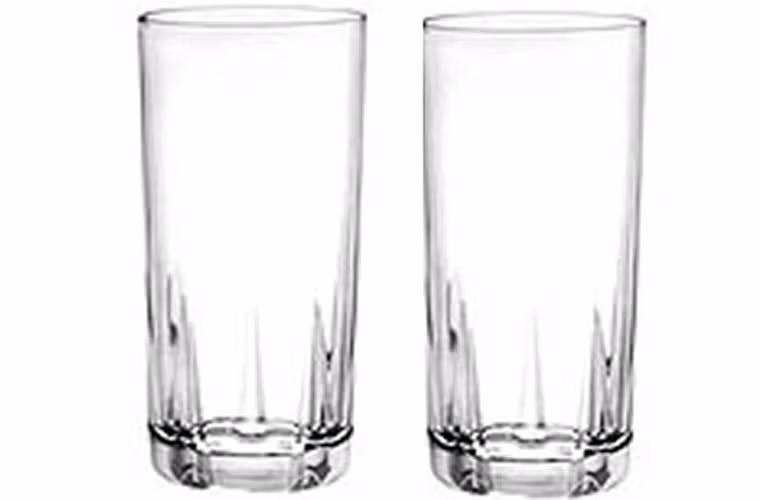 Làm sạch, khử mùi ly cốc thủy tinh. Ly cốc thủy tinh dùng lâu thường ám màu vàng, có mùi tanh. Để xử lý, chị em nên tận dụng nước nóng pha với chanh, giấm để rửa.