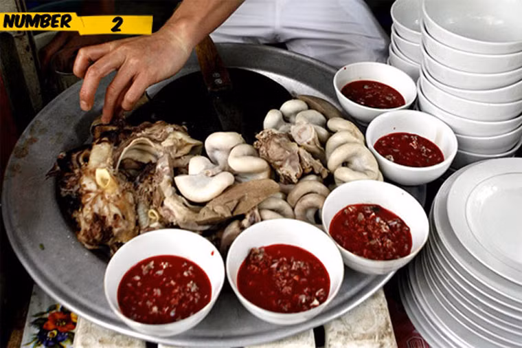 Tiết canh. Tiết canh là món được sử dụng nhiều ở các nước Đông Nam Á. Nhiều du khách nước ngoài thực sự kinh hãi khi chứng kiến cảnh thưởng thức bát tiết được làm từ máu tươi cùng lòng mề luộc chín, ăn kèm với lạc, rau sống. Đáng lưu ý, thưởng thức món này dễ tăng nguy cơ đối diện các vấn đề sức khỏe như nhiễm liên cầu lợn, cúm gia cầm, tả lỵ…