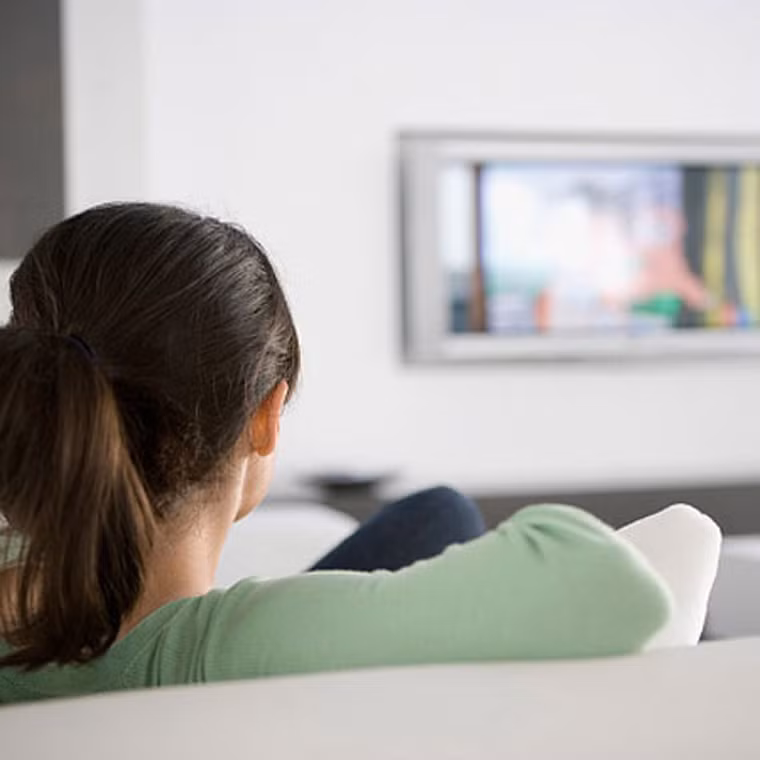 Dành thời gian xem ti vi quá nhiều. Theo dõi hơn 9.000 người nhận thấy, các nhà khoa học nhận thấy những người dành hơn 2 giờ xem ti vi mỗi ngày có xu hướng ăn, sử dụng nước giải khát có đường, chất béo nhiều hơn so với người ít xem truyền hình. Kết quả là, những đối tượng này dễ mắc chứng béo phì, tiểu đường tuýp 2, mất trí nhớ nguy hiểm.