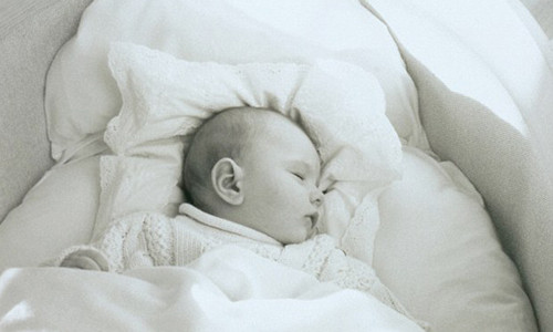 Trẻ dễ bị ngạt thở khi bị chăn, ga và gối vô tình trùm lên mặt.