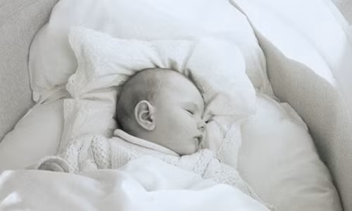 Trẻ dễ bị ngạt thở khi bị chăn, ga và gối vô tình trùm lên mặt.