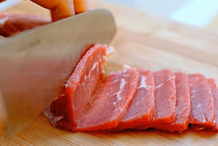 Thái thịt thành thớ gọn gàng. Bằng cách này, bạn sẽ hạn chế được lượng chất béo chảy thành dòng theo các cạnh của miếng thịt khi làm chín ở nhiệt độ cao. Đặc biệt, da gà chứa lượng nhỏ axit amin góp phần tạo ra HCAs. Cách tốt nhất để giảm chất độc hại là lọc bỏ chúng trước khi chế biến.