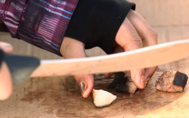 Để món ăn được thưởng thức dễ dàng, đầu bếp tiếp tục thái thịt thành những lớp mỏng rồi đặt vào chiếc nồi, đổ ngập nước dùng rồi đun nhỏ lửa đến khi nguyên liệu nhừ nát, tạo thành dung dịch sền sệt thì bảo quản trong nhiệt độ thấp để tạo đông.