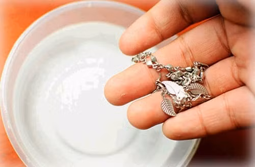 Làm sáng đồ trang sức bạc. Để làm sáng đồ trang sức bạc, bạn nên dùng muối chà lên rồi rửa sạch.