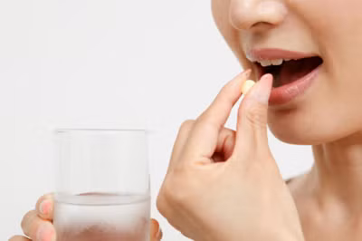 Ngoài ra, không nên ăn bưởi, uống nước ép từ bưởi khi đang sử dụng thuốc. Thực tế, việc thưởng thức đồ ăn hoặc nước ép từ bưởi vài giờ trước hoặc sau khi uống thuốc vẫn có thể gây ra phản ứng tiêu cực.