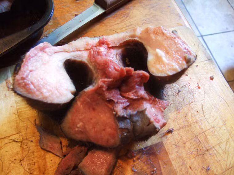 Mũi nai sừng được để qua đêm. Sáng hôm sau, thịt được vớt khỏi nước dùng, loại bỏ xương và sụn. Lúc này, nguyên liệu có hai màu chủ đạo là trắng xen kẽ với dải thịt đen chạy dọc theo xương.