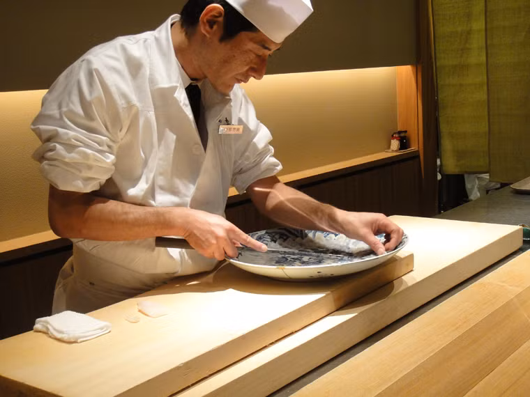 Có nhiều cách chế biến cá nóc song phổ biến hơn cả là fugu sashimi. Thực hiện món này, đầu bếp khéo léo thái thành từng lát mỏng. Đây chính là nét độc đáo trong nghệ thuật ăn uống của Nhật Bản đảm bảo kết hợp hoàn hảo giữa vị giác và thị giác.