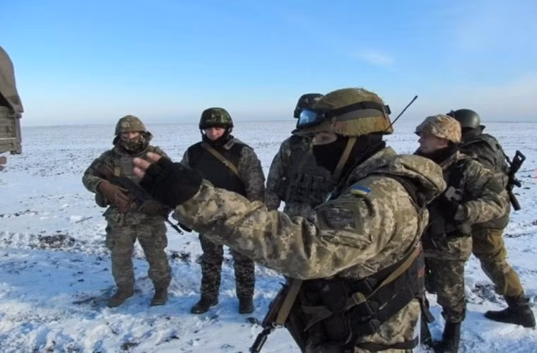 MT-12 cỡ nòng 100 mm được phát triển từ thời Liên Xô cũ, có kíp chiến đấu gồm 7 người.