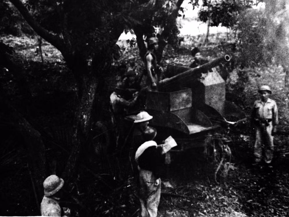 Trận địa pháo binh của ta ở Chèm cuối năm 1946.