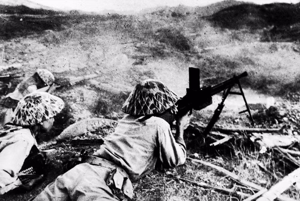 Bắn súng máy chi viện hỏa lực trong chiến dịch Điện Biên Phủ.