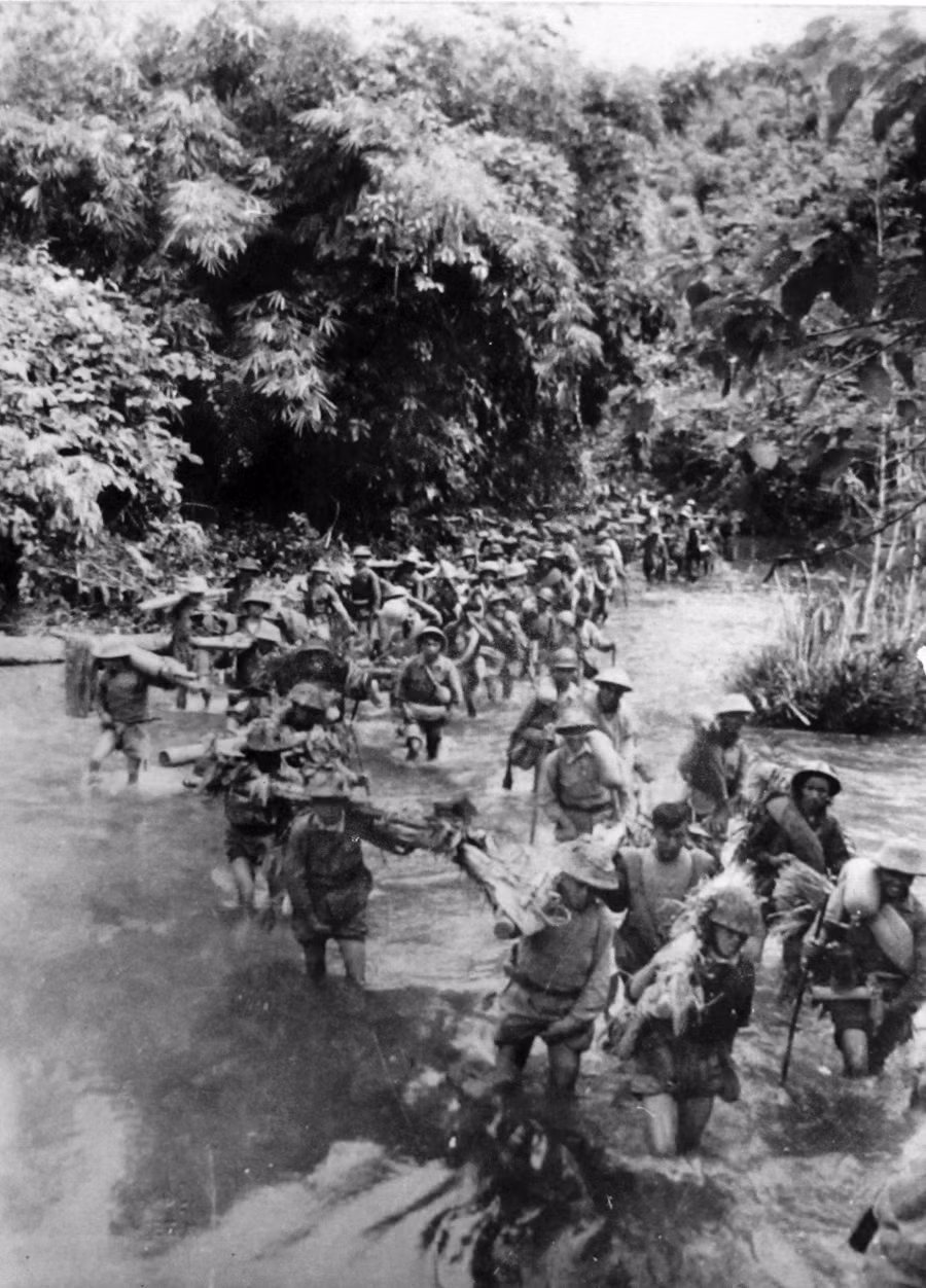 Bộ binh trèo đèo lội suối tiến quân vào Tây Bắc, tháng 10/1952.