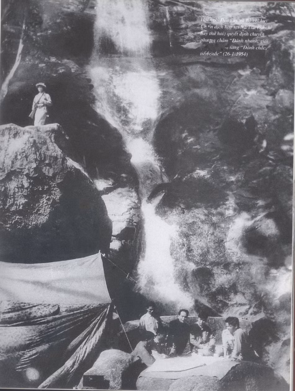 Bộ chỉ huy chiến dịch Điện Biên Phủ tại sở chỉ huy tiền phương.