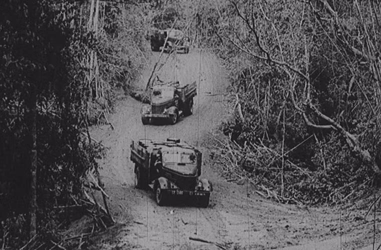 Tuyến đường này có những địa điểm nổi tiếng về sự đánh phá của Mỹ - ngụy như: Cua Chữ A, ngầm Ta Lê, đèo Phu La Nhích, Lùm Bùm, Văng Mu, Tha Mé, Xiêng Phan... Bất chấp sự đánh phá ác liệt của Mỹ - ngụy, Đoàn 559 đã đào đắp khoảng 21 triệu m3 đất đá để làm đường, lấp hố bom bằng cả sức người và phương tiện cơ giới, làm 13.418m cầu, hơn 10.000 cống với 9,520 triệu ngày công.