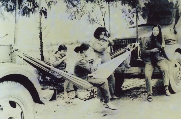 Trên tuyến đường này đã từng có một đại đội nữ lái xe vận tải vận chuyển hàng, bất chấp bom đạn địch đánh phá.