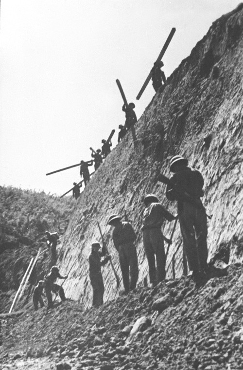 Đường ống dẫn xăng dầu dài gần 1.400km, được xây dựng tháng 6/1968 từ Khe Hó đến Lộc Ninh, gồm 46 kho với sức chứa 17.050 tấn, 113 trạm bơm đẩy và cấp phát. Bộ đội công binh thi công đường ống xăng dầu.