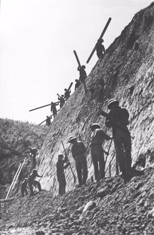 Đường ống dẫn xăng dầu dài gần 1.400km, được xây dựng tháng 6/1968 từ Khe Hó đến Lộc Ninh, gồm 46 kho với sức chứa 17.050 tấn, 113 trạm bơm đẩy và cấp phát. Bộ đội công binh thi công đường ống xăng dầu.