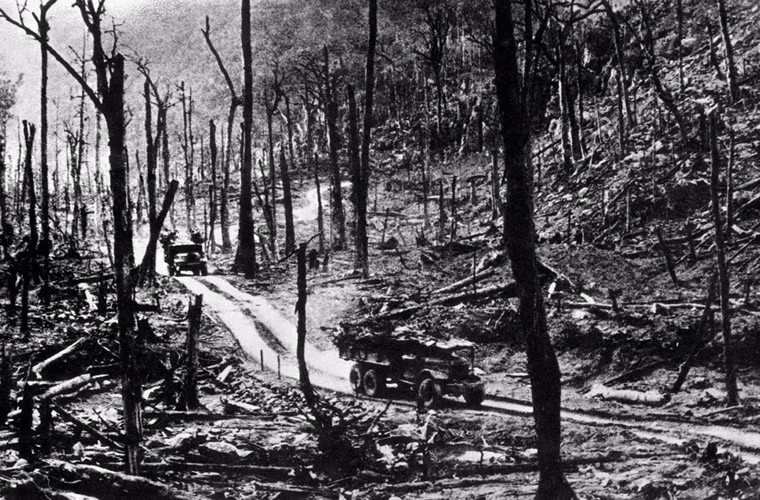 Để ngăn chặn, Mỹ - ngụy đã tiến hành hơn 150.000 trận đánh phá bằng không quân; 120 cuộc hành quân đánh phá; 1.235 vụ cho biệt kích xâm nhập. Chúng sử dụng không quân, kể cả “pháo đài bay B.52”, lùng sục, tìm đánh các căn cứ, kho tàng, bãi đậu xe, trạm kỹ thuật, sở chỉ huy các đơn vị của ta… Tổng cộng, Mỹ đã sử dụng hàng vạn lần chiếc máy bay B-52 ném xuống tuyến đường hơn 4 triệu tấn bom đạn, trong tổng số hơn 7 triệu tấn sử dụng trên toàn chiến trường Việt Nam.