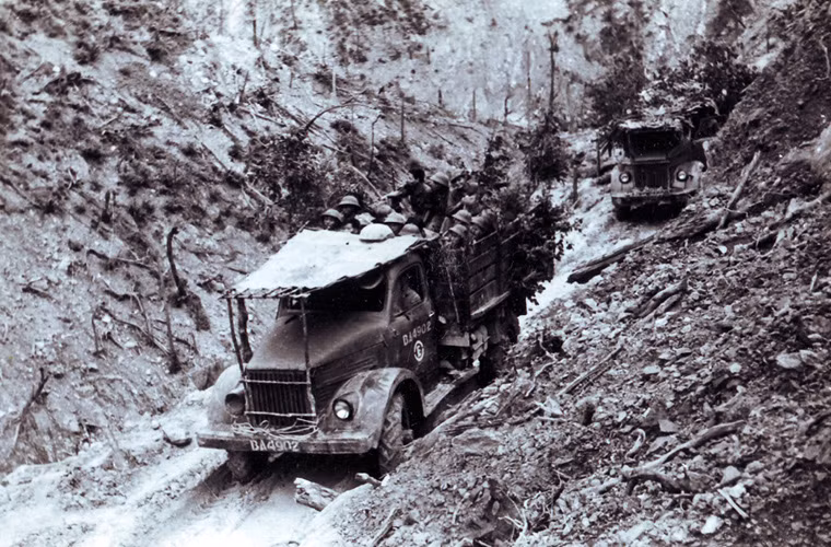 Đường Hồ Chí Minh – Trường Sơn, con đường huyền thoại, một kỳ tích của cuộc kháng chiến chống Mỹ, cứu nước, một “kỳ tích của thế kỷ 20”. Những chiến công, kỳ tích ấy không chỉ thể hiện đường lối đúng đắn, sáng tạo, nghệ thuật quân sự tài tình của Đảng và Chủ tịch Hồ Chí Minh. Đường Hồ Chí Minh trong kháng chiến chống Mỹ, cứu nước là biểu tượng sinh động của chủ nghĩa anh hùng cách mạng Việt Nam nói chung, sức mạnh đại đoàn kết của nhân dân ba nước Đông Dương nói riêng.