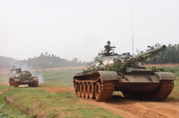 Binh chủng Tăng - Thiết giáp chịu trách nhiệm tác chiến đột kích trên bộ và đổ bộ (hải quân), được trang bị các loại xe tăng, xe thiết giáp, với hỏa lực mạnh, sức cơ động cao. Lực lượng TTG của Việt Nam hiện nay chủ yếu trang bị các xe tăng do Liên Xô sản xuất như T-54/55, T-62, Pt-76, một phần nhỏ của Trung Quốc như T-59, K-63-85.