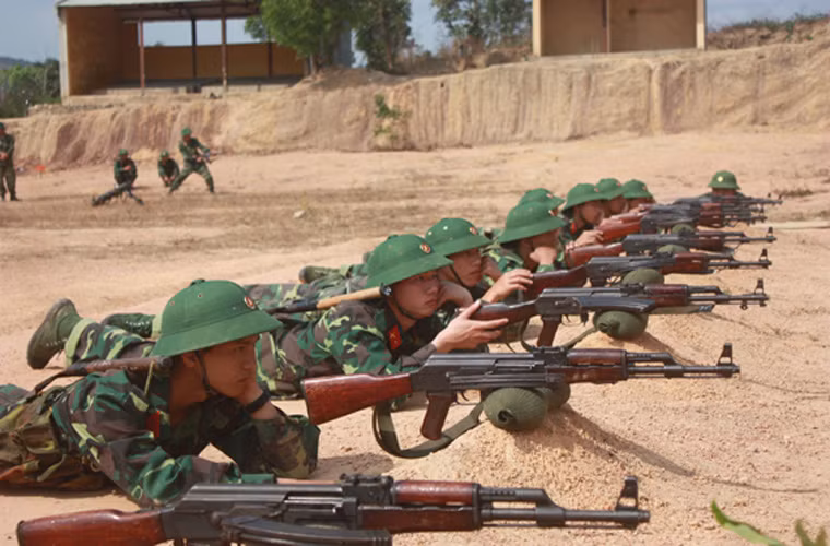 Ngày nay, các lực lượng thuộc Lục quân Việt Nam đã và đang tiếp tục nỗ lực làm tròn nhiệm vụ được Đảng, Nhà nước, nhân dân giao phó. Trong ảnh, một buổi huấn luyện chiến sĩ bộ binh Quân đoàn 3.