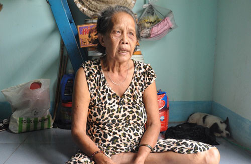 Bà Bùi Thị Lài với đôi mắt mờ đục buồn bã kể lại vụ việc đau lòng.