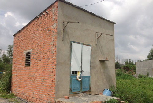 Căn nhà nghèo nàn của gia đình anh Huy đóng kín cửa nhiều ngày qua vì vợ chồng anh phải vào viện lo cho con.