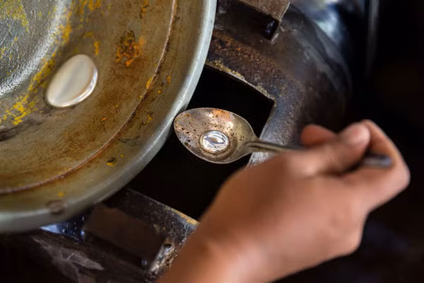 Một người dân sống làm việc trong nhà máy bóng ở làng Cisitu sử dụng thủy ngân để lấy vàng ròng. Theo đó, quặng chứa vàng sẽ được nghiền nhỏ rồi hòa với thủy ngân. Những hạt vàng sẽ hòa tan vào thủy ngân, còn các tạp chất khác sẽ lắng đọng xuống. Sau đó, công nhân sẽ thực hiện công đoạn tách thủy ngân để thu vàng nguyên chất.