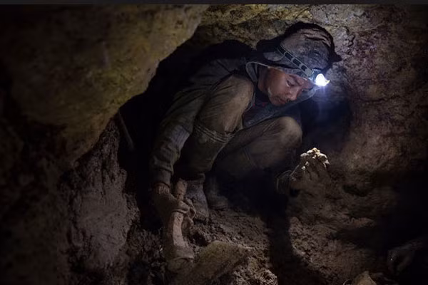 Công nhân đang làm việc dưới hầm để lấy các quặng vàng sa khoáng. Đây được coi là một trong những công đoạn gây nên nạn ô nhiễm môi trường cũng như ảnh hưởng không nhỏ tới sức khỏe của những người thợ.