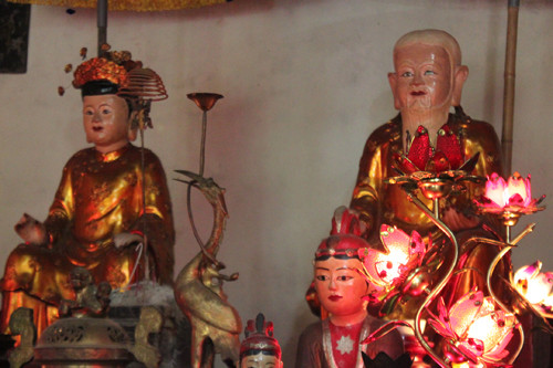 Tượng thờ vợ chồng thầy giáo Vũ Thê Lang.