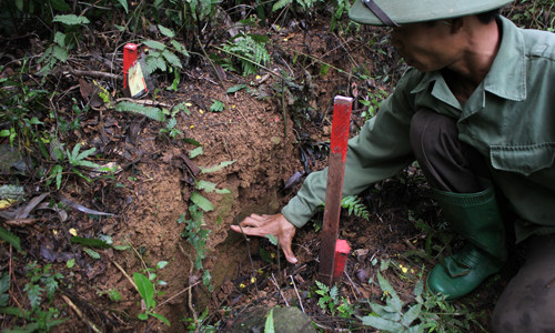 Nhiều vết nứt có khoảng cách 25 - 30cm.