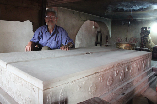 Hai ngôi mộ của vợ chồng Vũ Thê Lang.