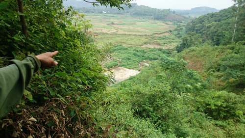 Các vết sụt nằm phía cuối tràn giảm áp đập Đồng Xô. Một số người dân cho rằng, nguyên nhân dẫn đến sụt lún là do đơn vị thi công đập móc đất vào chân núi làm mất điểm tựa của khối đất trên núi.